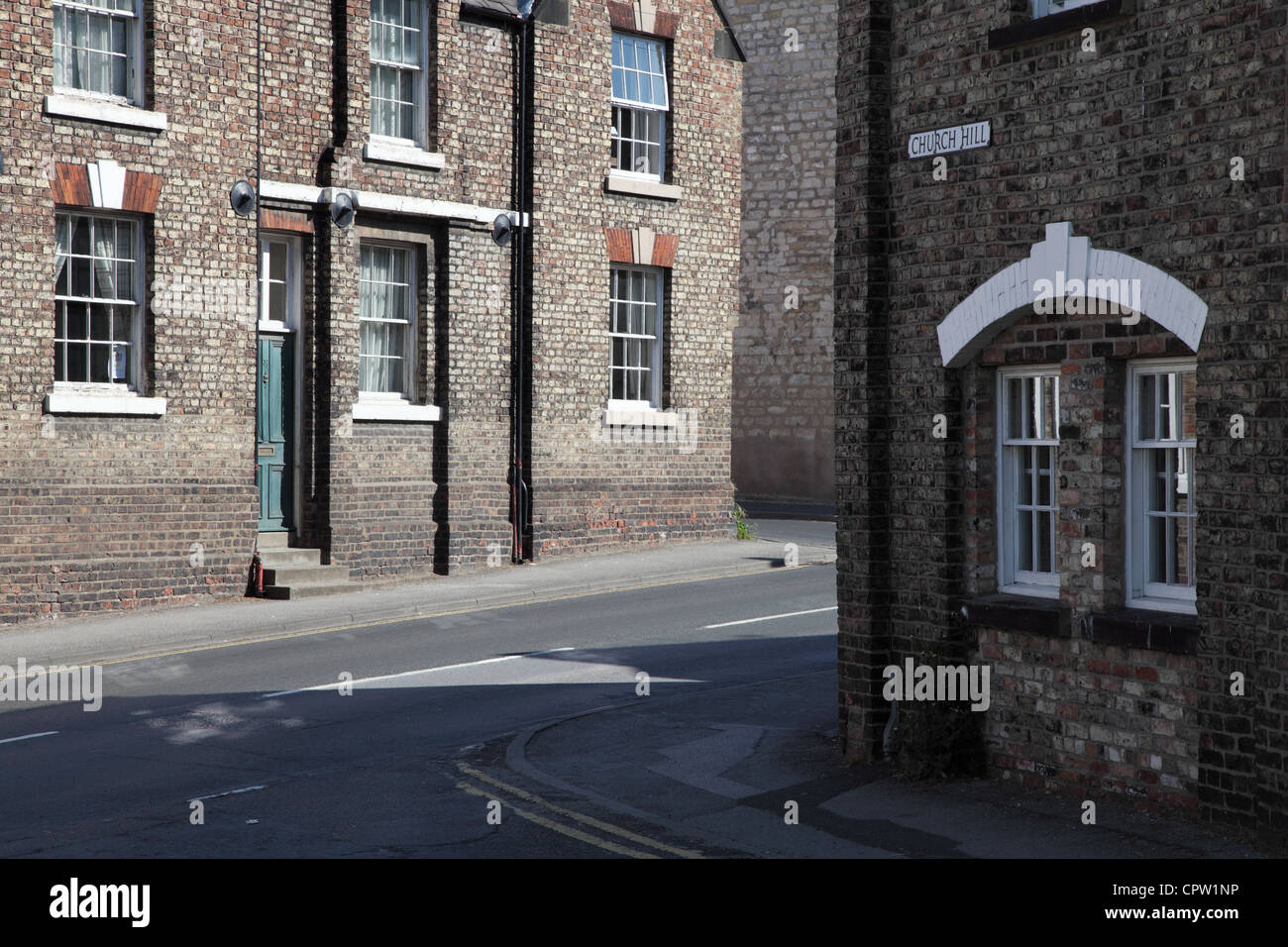 Vecchie case in mattoni si vede guardando al vecchio Maltongate da Church Hill, Malton, nello Yorkshire, Inghilterra, Regno Unito Foto Stock
