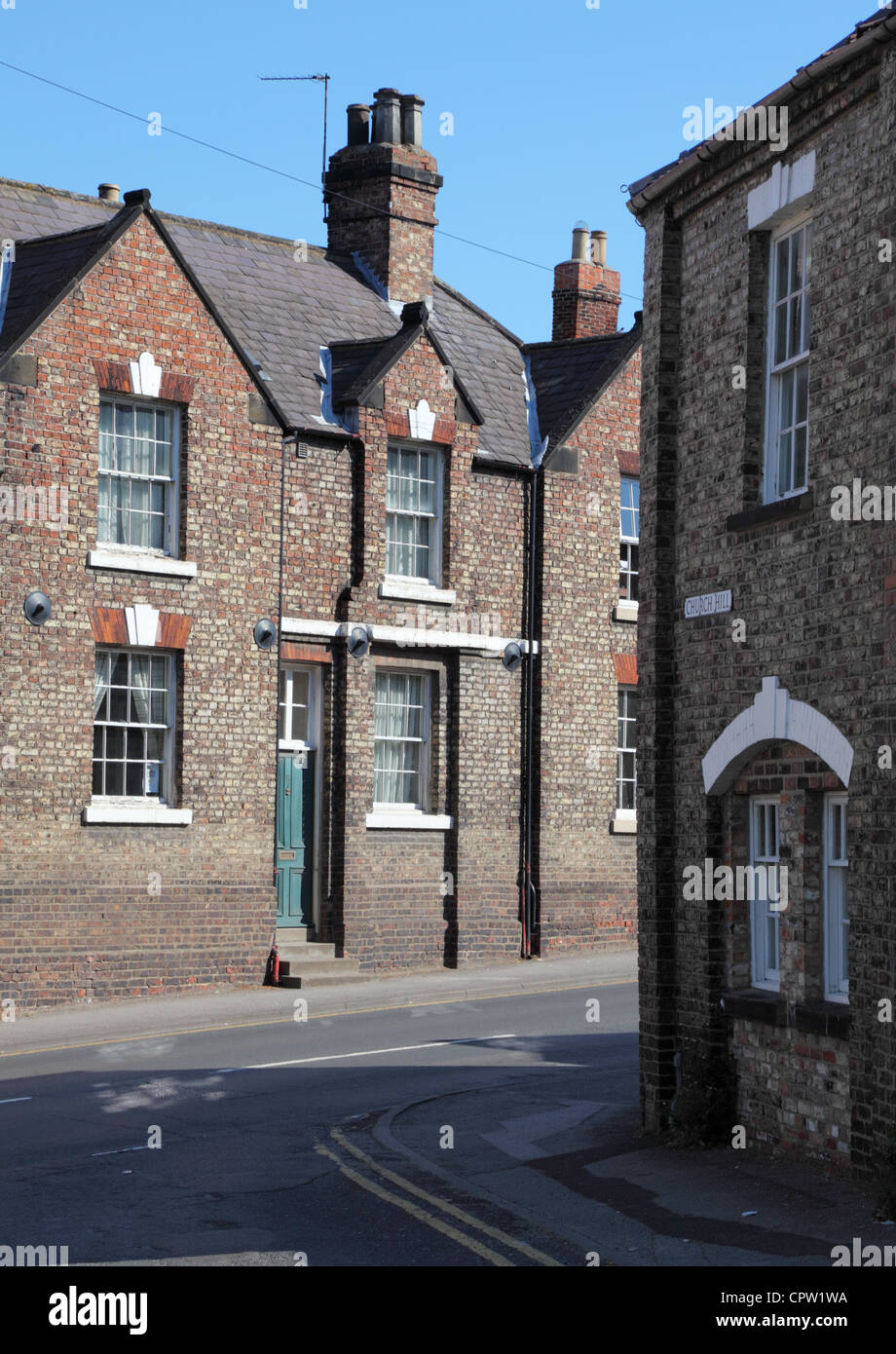 Vecchie case in mattoni si vede guardando al vecchio Maltongate da Church Hill, Malton, nello Yorkshire, Inghilterra, Regno Unito Foto Stock