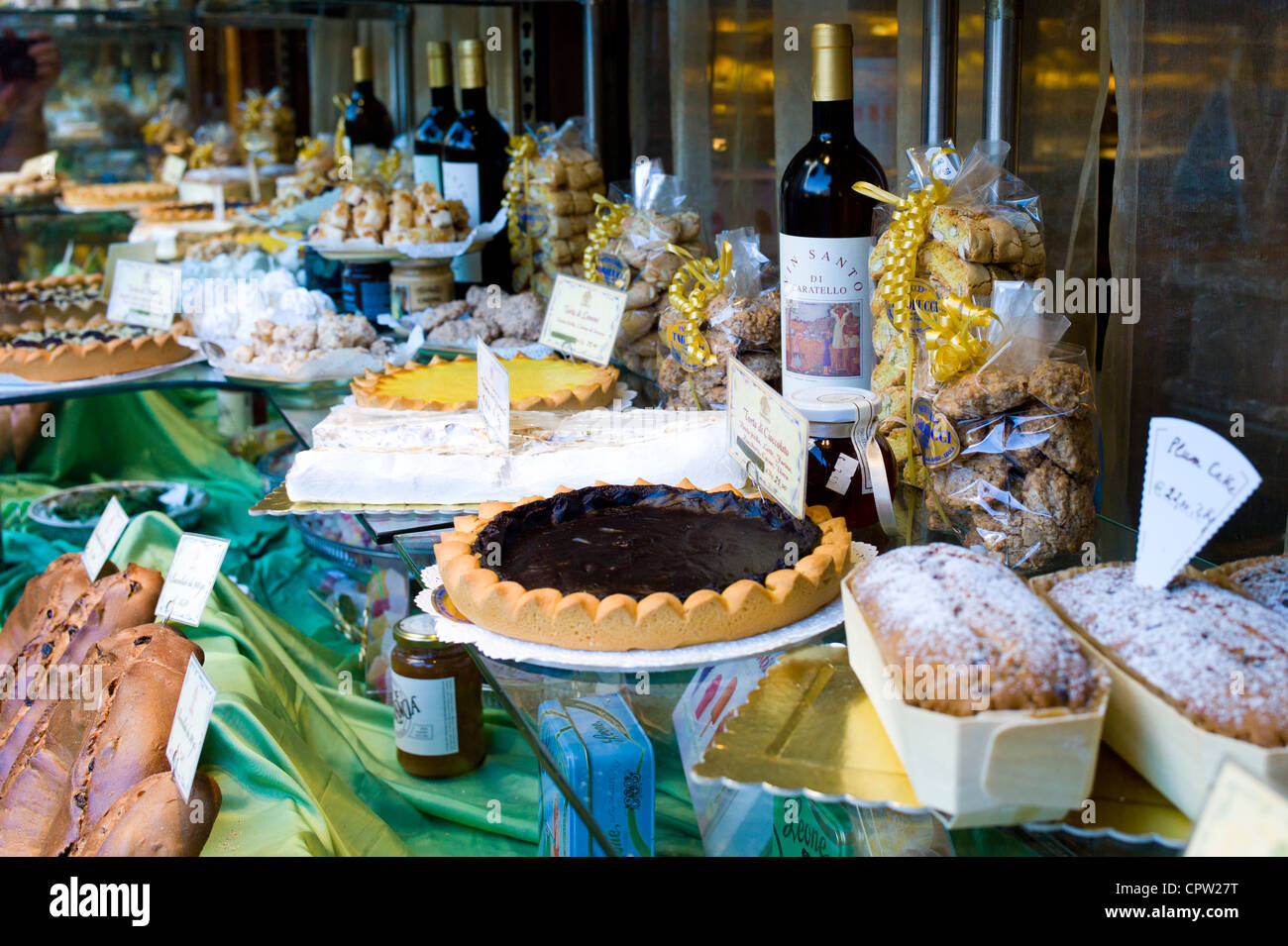 Torte e pasticcini in Fabbrica pasticceria Taddeucci shop e caffetteria in Piazza San Michele, Lucca, Italia Foto Stock