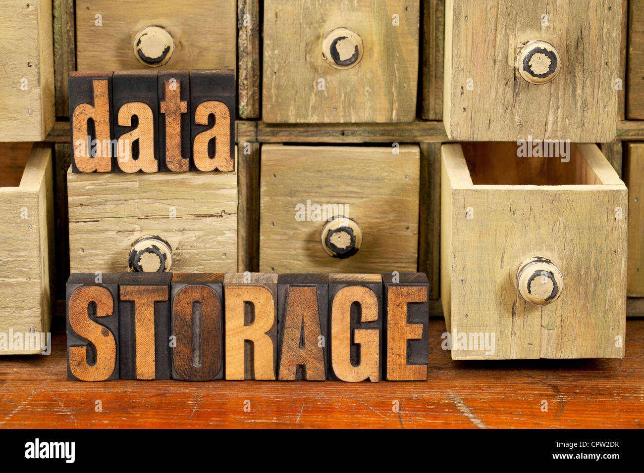 Lo storage dei dati concetto - parole in rilievografia vintage tipo legno e primitivo in legno rustico speziale armadio con cassetti Foto Stock