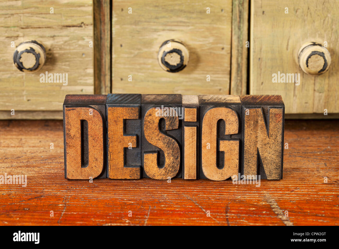 Parola di design in legno vintage tipografia blocchi rustico con armadio con cassetti in background Foto Stock