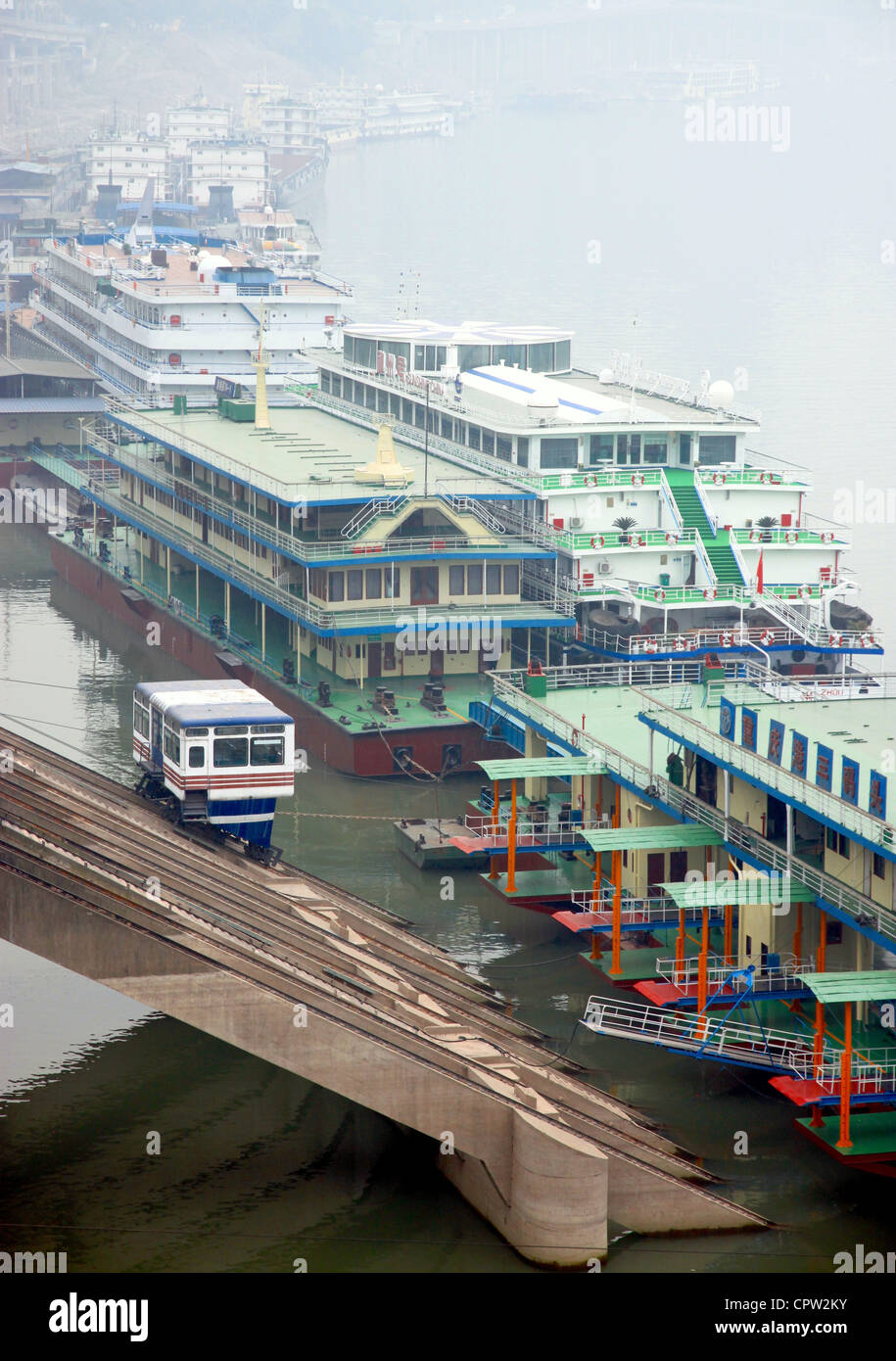 Barche sul Fiume Yangtze a Chongqing Cina. Foto Stock