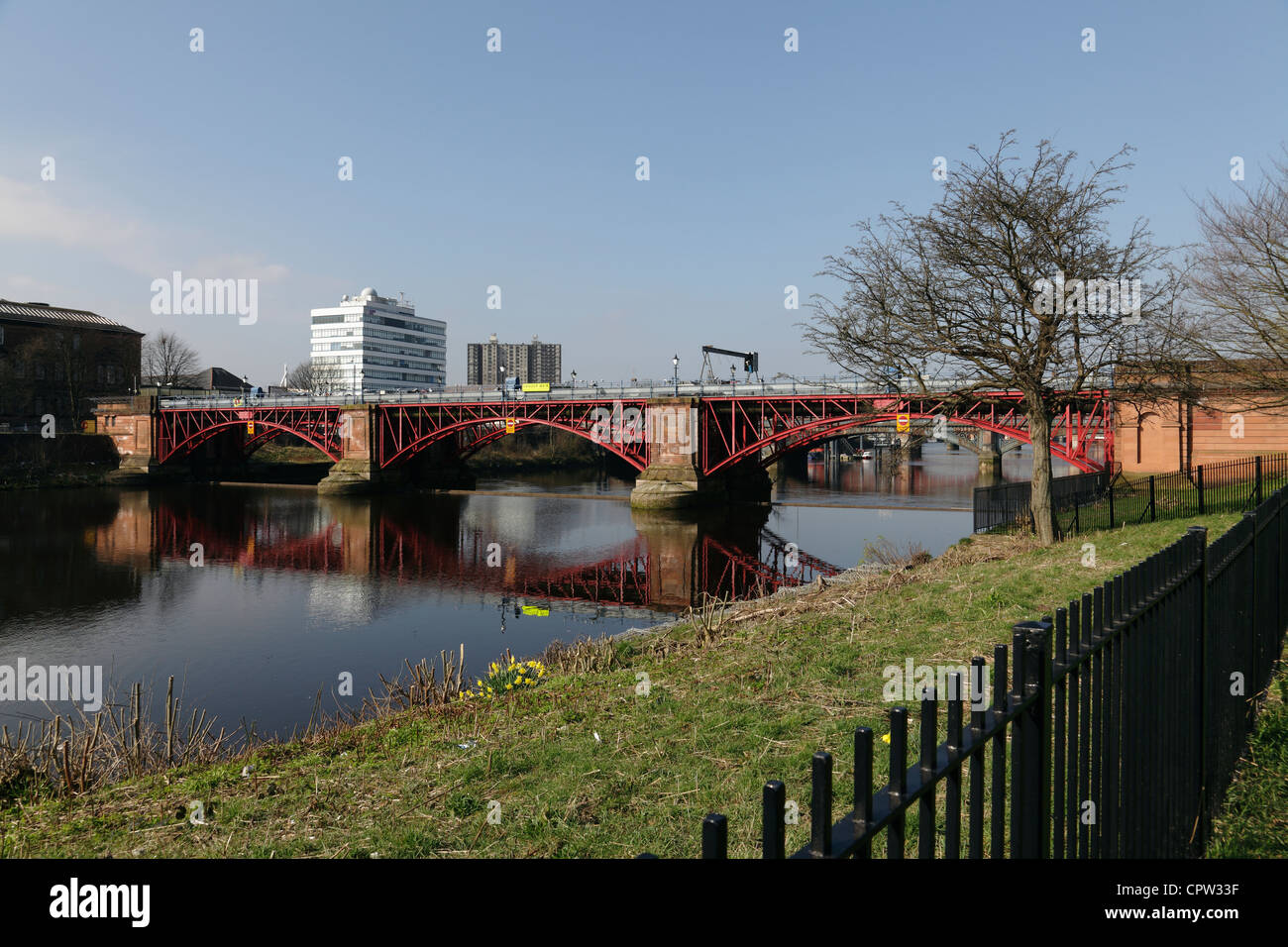 Guardando ad ovest lungo il fiume Clyde al tubo ponte completata nel 1949 e Tidal Weir Glasgow Scotland Regno Unito Foto Stock