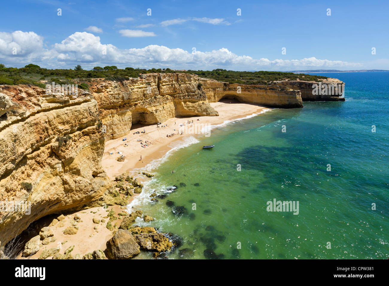 I turisti da una escursione in barca avente un pranzo barbecue su una spiaggia deserta a Praia da Marinha vicino a Benagil, Algarve, PORTOGALLO Foto Stock