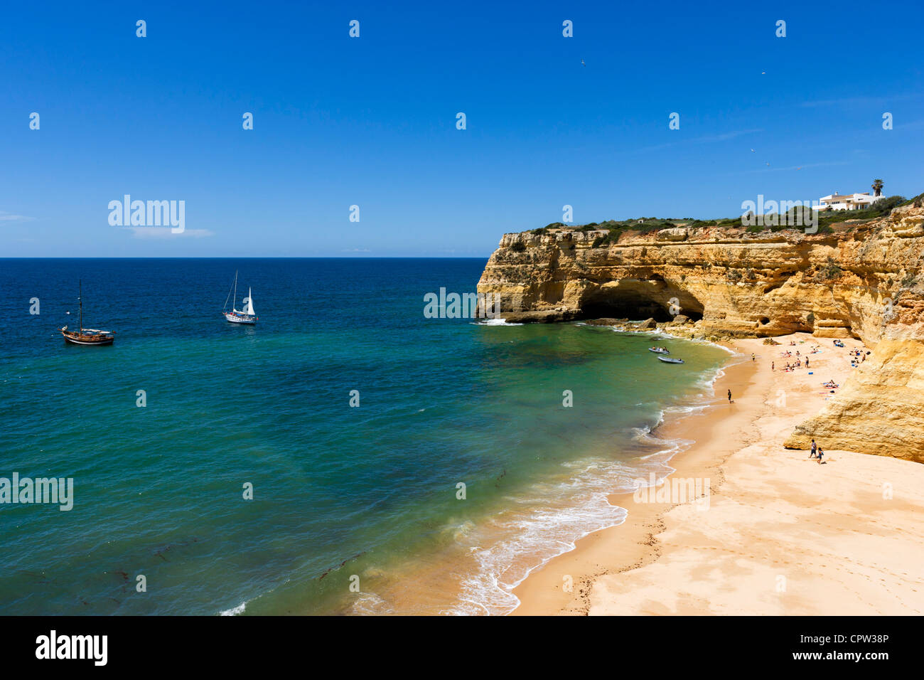 I turisti da una escursione in barca avente un pranzo barbecue su una spiaggia deserta a Praia da Marinha vicino a Benagil, Algarve, PORTOGALLO Foto Stock