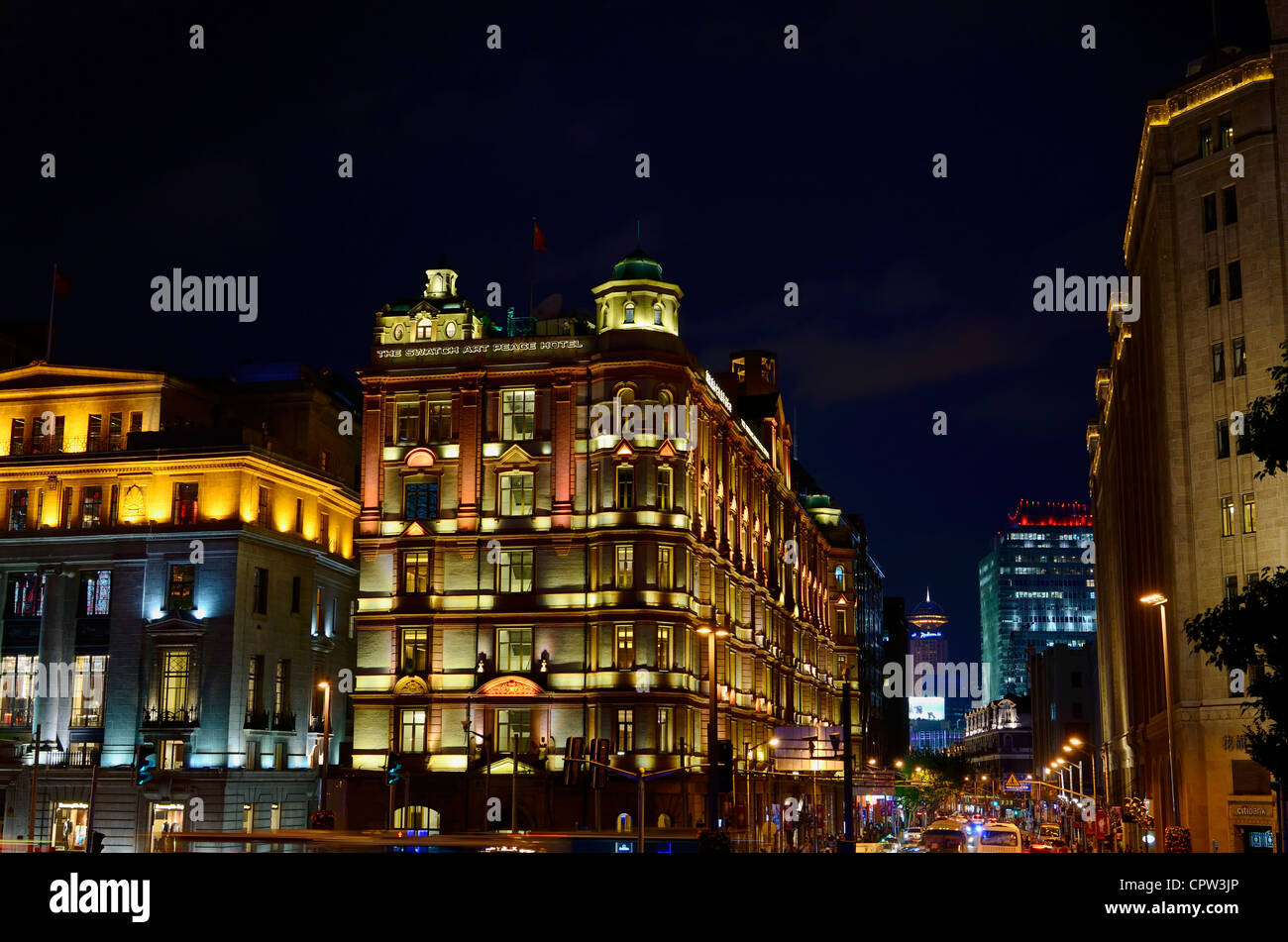 Colorate luci di notte sul sud per costruire la pace Hotel Nanjing Road The Bund Shanghai Repubblica Popolare Cinese Foto Stock