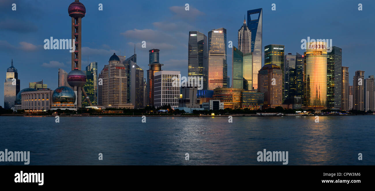 Panorama al tramonto riflesso rosso in alto le torri finanziarie e gli alberghi nella Pudong lato est di Shanghai in Cina Foto Stock