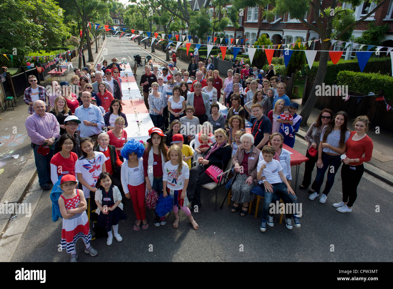 Ritratto di gruppo di un quartiere street party in Dulwich, Londra del sud per celebrare il Giubileo di diamante della regina Elisabetta. Foto Stock
