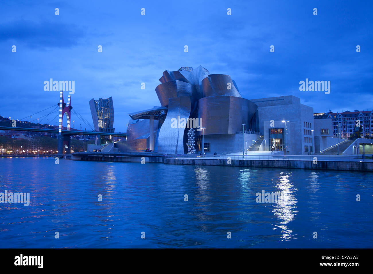 Museo Guggenheim, Bilbao, Spagna al crepuscolo Foto Stock