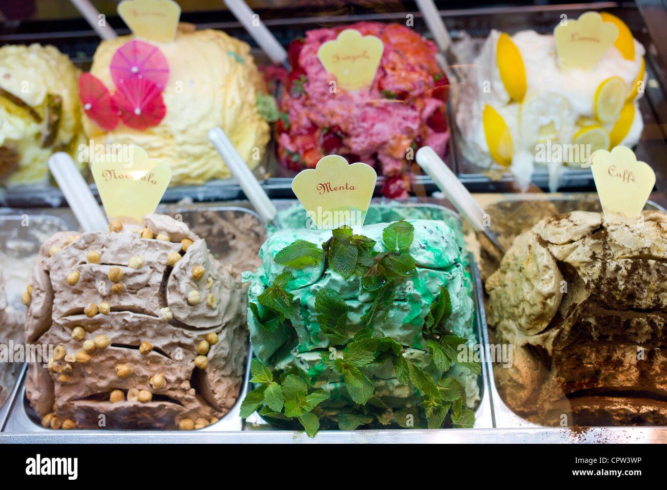 Gelato gelato negozio di vendita menta, hazlenut, caffè, limone, sapori di fragola in Siena, Italia Foto Stock