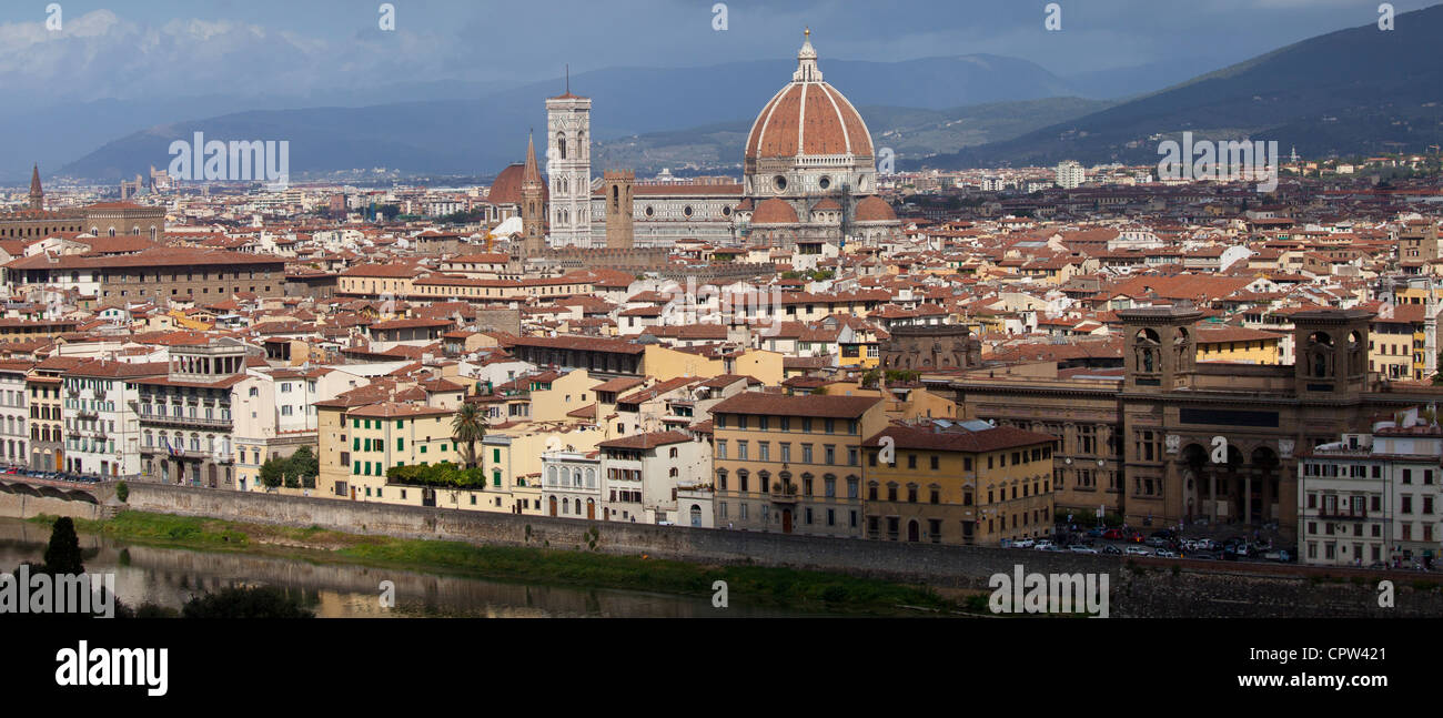 La città di Firenze, il Duomo di Firenze Duomo di Firenze e il fiume Arno, Toscana, Italia Foto Stock
