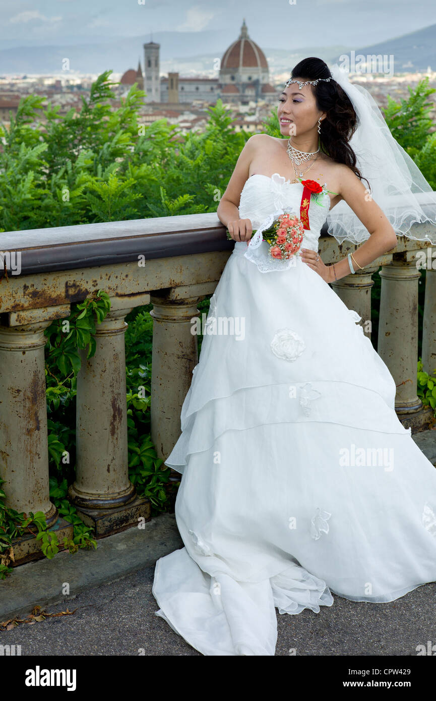 Sposa cinese pone per fotografare con sfondo della città di Firenze, Toscana, Italia Foto Stock