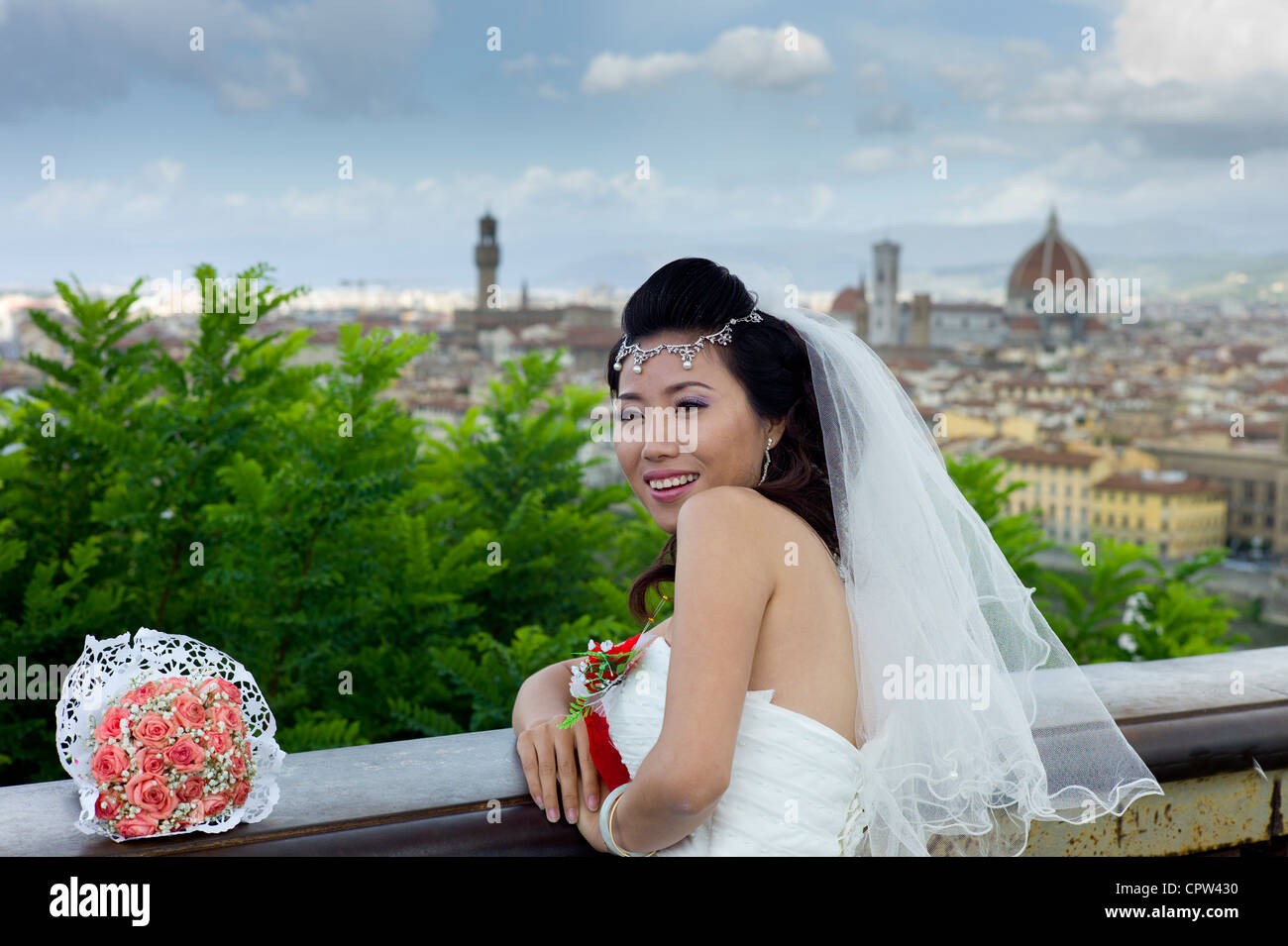 Sposa cinese pone per fotografare con sfondo della città di Firenze, Toscana, Italia Foto Stock