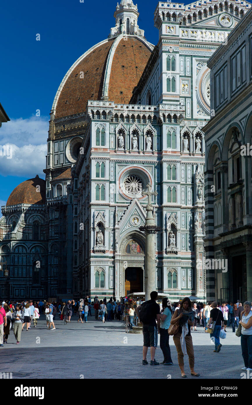 Turisti per il Duomo di Firenze Duomo di Firenze e il Battistero in Piazza di San Giovanni, Toscana, Italia Foto Stock