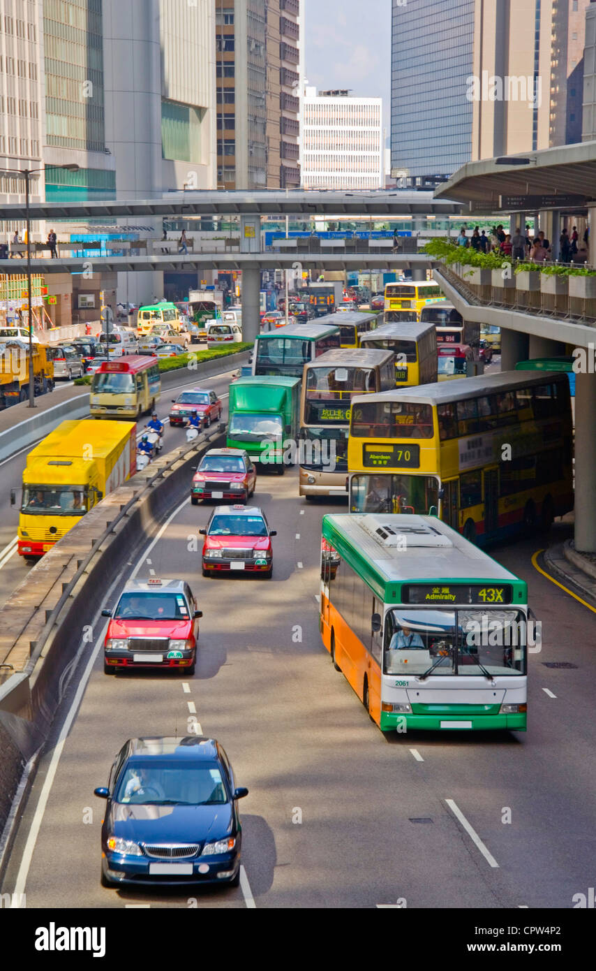 Ora di punta in Connaught Road, Hong Kong. Autobus, taxi, auto, moto e veicoli commerciali in concorrenza per lo spazio Foto Stock