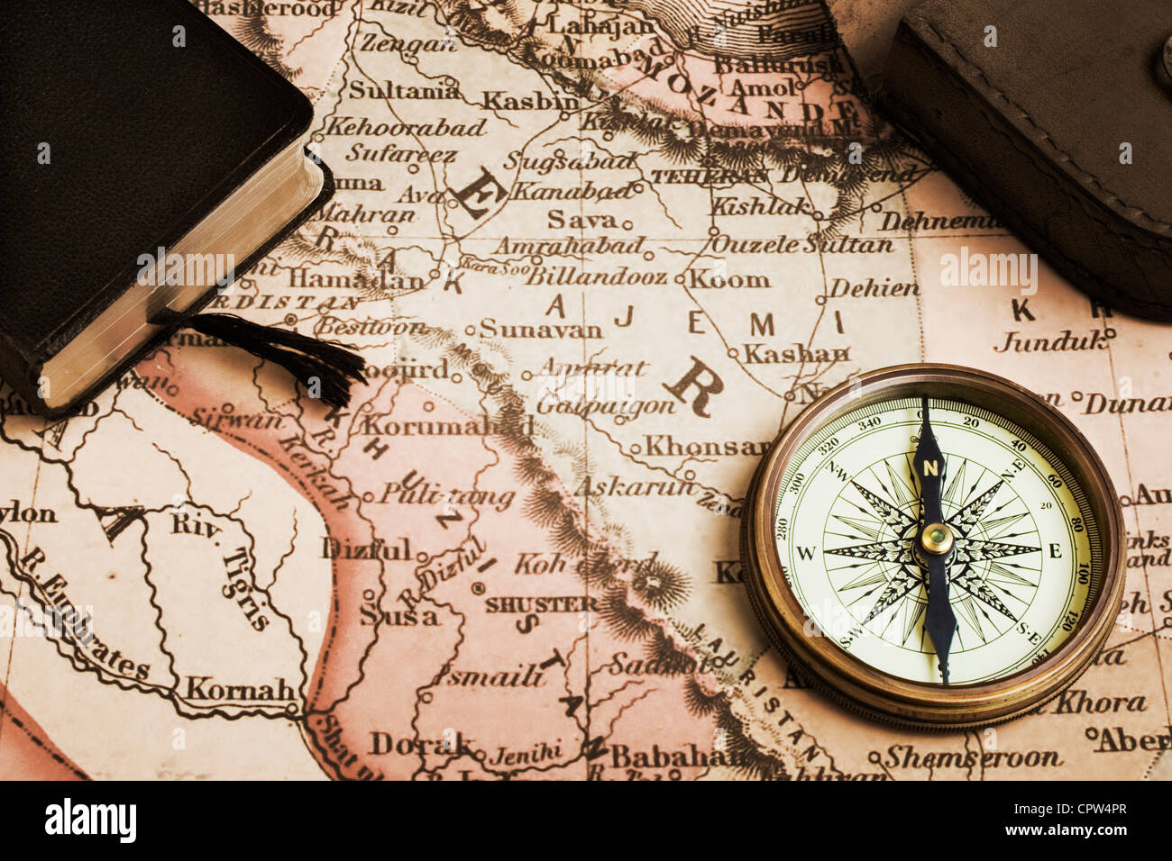 Bussola di antiquariato con custodia, libro e mappa vecchia. Concetti di esplorazione e scoperta,avventura,navigazione,direzione. Monocromatico, SEPI Foto Stock