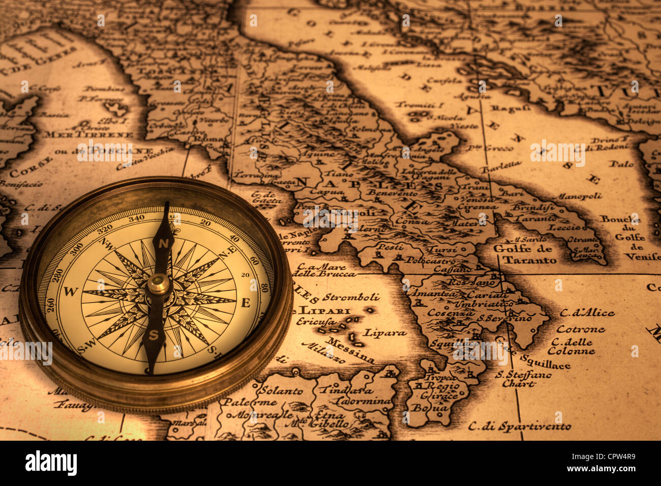 Bussola e mappa vecchia d'Italia. Mappa è dal 1680 ed è al di fuori del diritto d'autore. Foto Stock