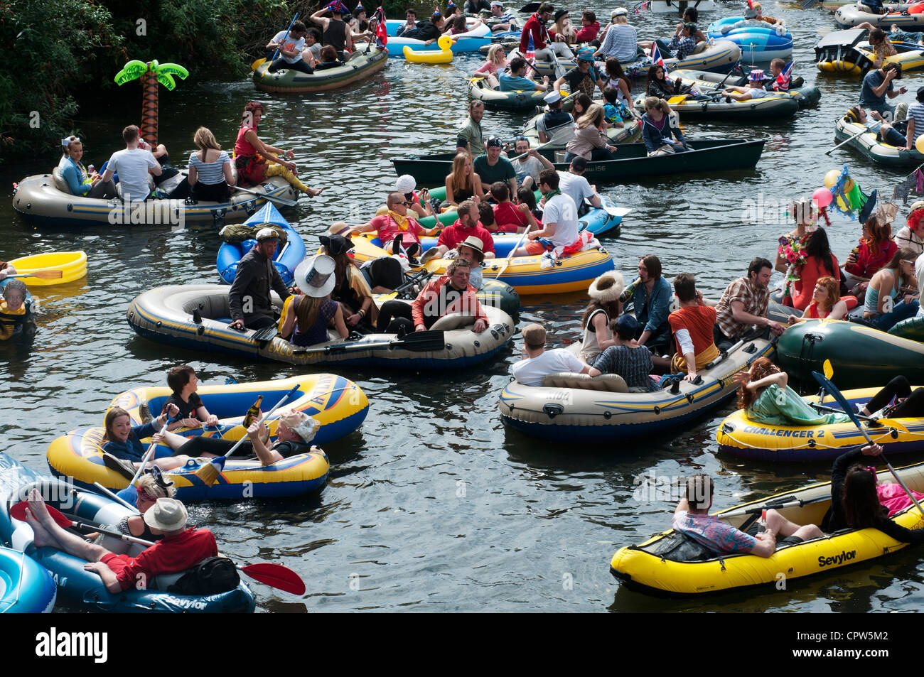 Queen's Jubillegal flottiglia parte flottante, Regent's Canal, a est di Londra. Fêtards in gommoni flottazione verso il basso il canale. Foto Stock