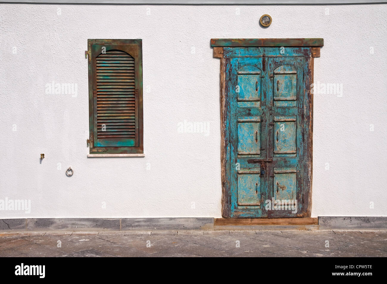 La facciata della casa italiana con una vecchia porta e finestra Foto Stock