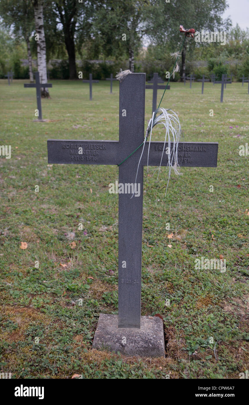 Tipica croce sulla tomba di alcuni soldati tedeschi presso il cimitero militare tedesco Hautecourt, Francia. Foto Stock
