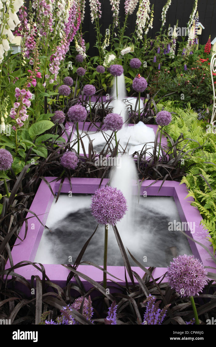 Gli uccelli e le api mostra giardino di Ben Landers per Bloom irlandesi Premier garden festival Foto Stock