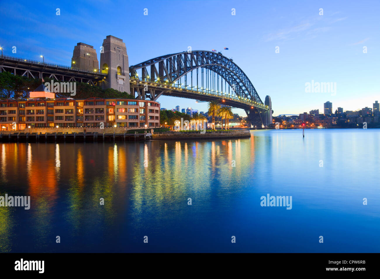 Il Sydney Harbour Bridge, illuminato al crepuscolo. Foto Stock