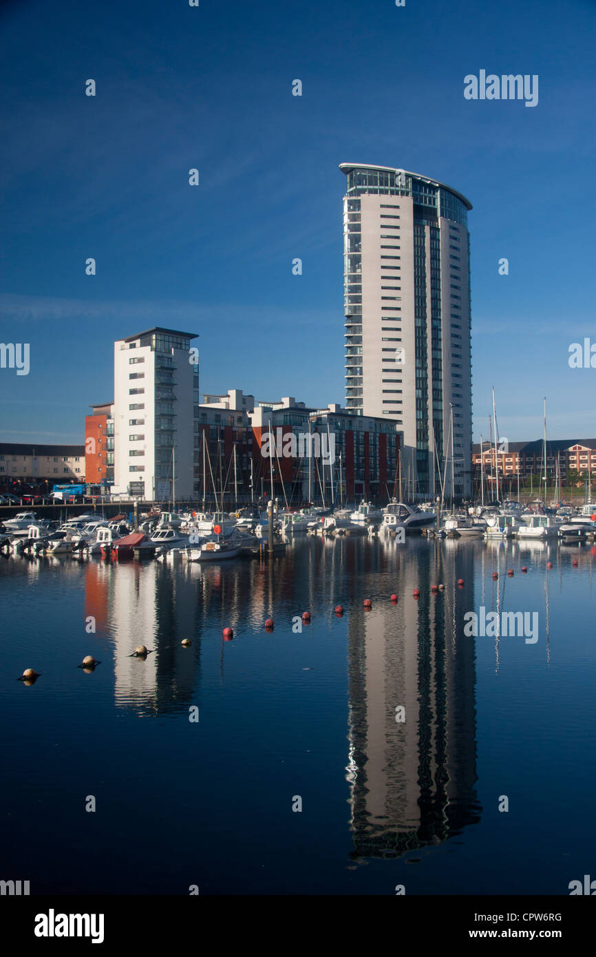 Marina di Swansea con Meridian Quay, il più alto edificio in Galles, riflessa in acqua ancora Swansea South Wales UK Foto Stock