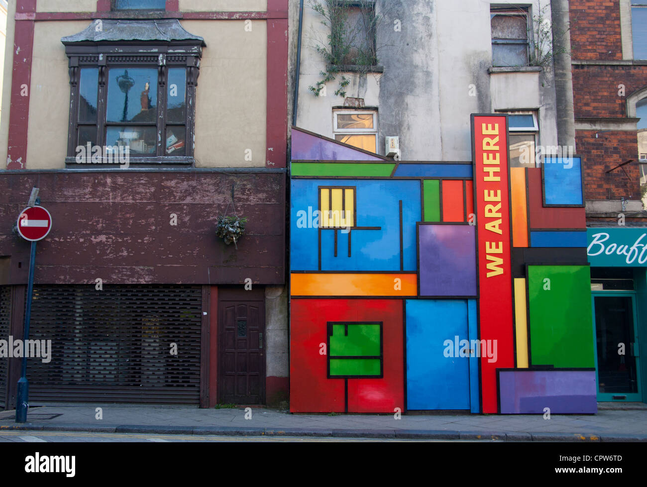 "Siamo qui' colorata arte di installazione sulla parte anteriore dell'edificio abbandonato su High Street Swansea South Wales UK Foto Stock