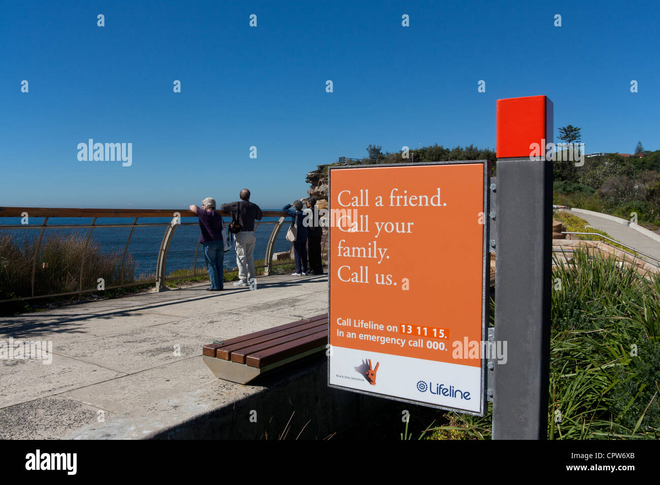 Lifeline segno consigliando di persone per chiamare amici di famiglia o di loro presso il divario di scogliere, un ben noto spot di suicidio Sydney NSW Australia Foto Stock