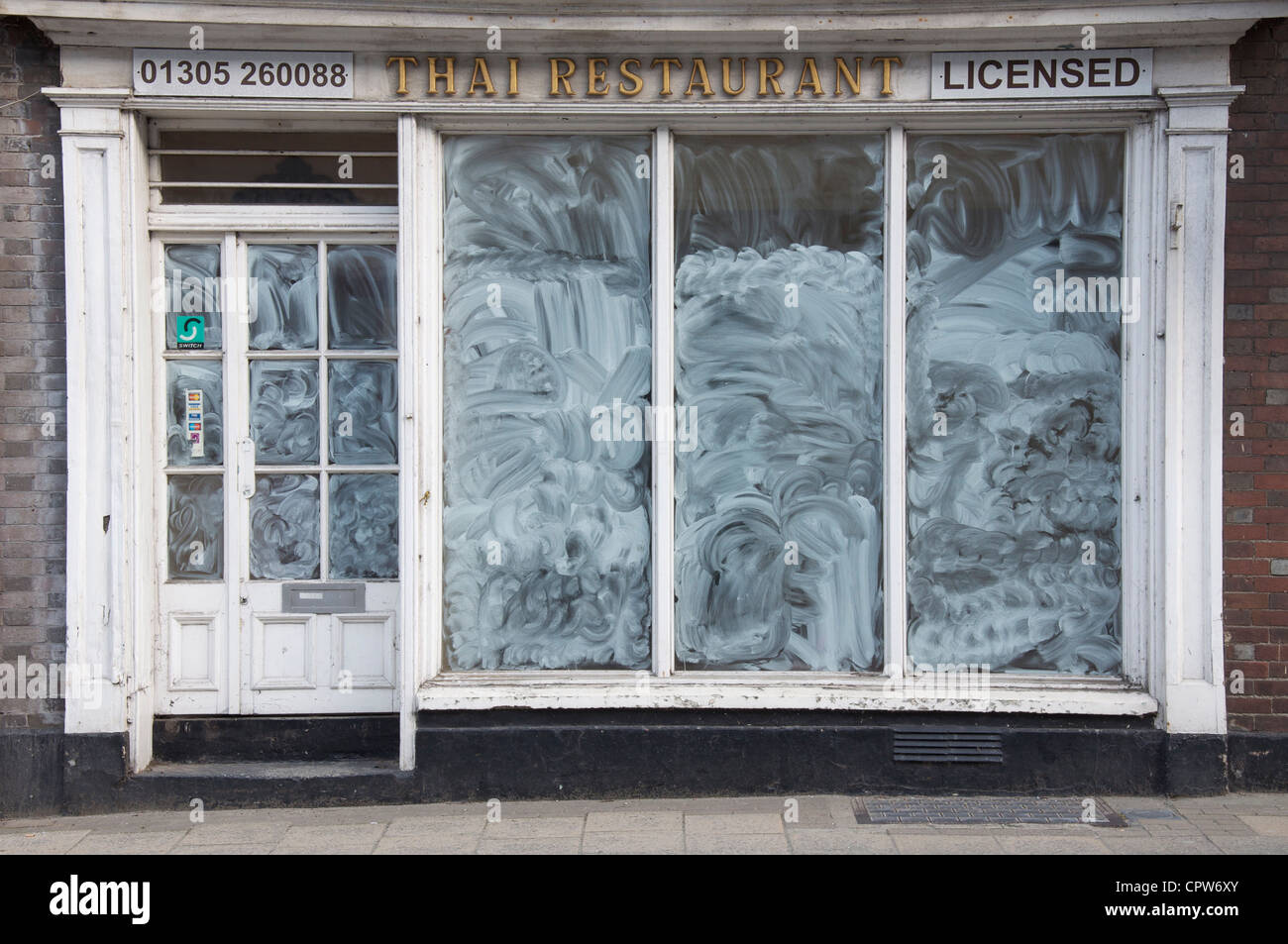 Un chiuso il ristorante thailandese, uno dei molti cospicua high street vittime della crisi economica globale nel 2012. Dorchester Dorset, Inghilterra, Regno Unito. Foto Stock