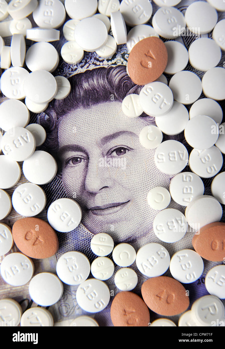Le compresse di prescrizione con British £20 NOTA RE farmaci pillole costa l'economia società farmaceutiche capsule medici pagare ETC REGNO UNITO Foto Stock