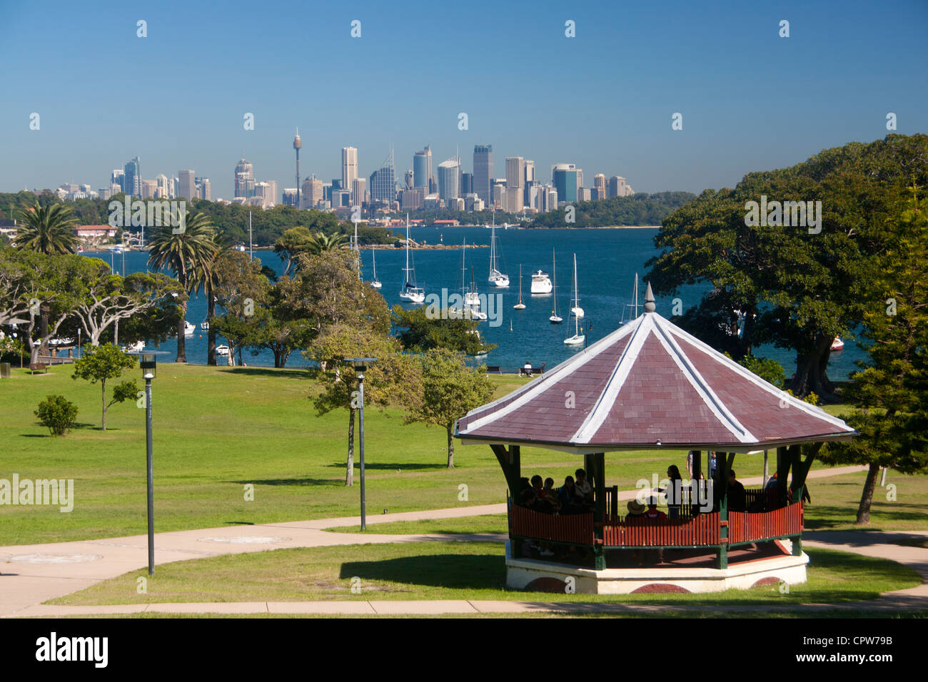 Watsons vista sul parco di baia del porto e al Quartiere Centrale degli Affari (CBD) skyline Sydney New South Wales AUSTRALIA Foto Stock