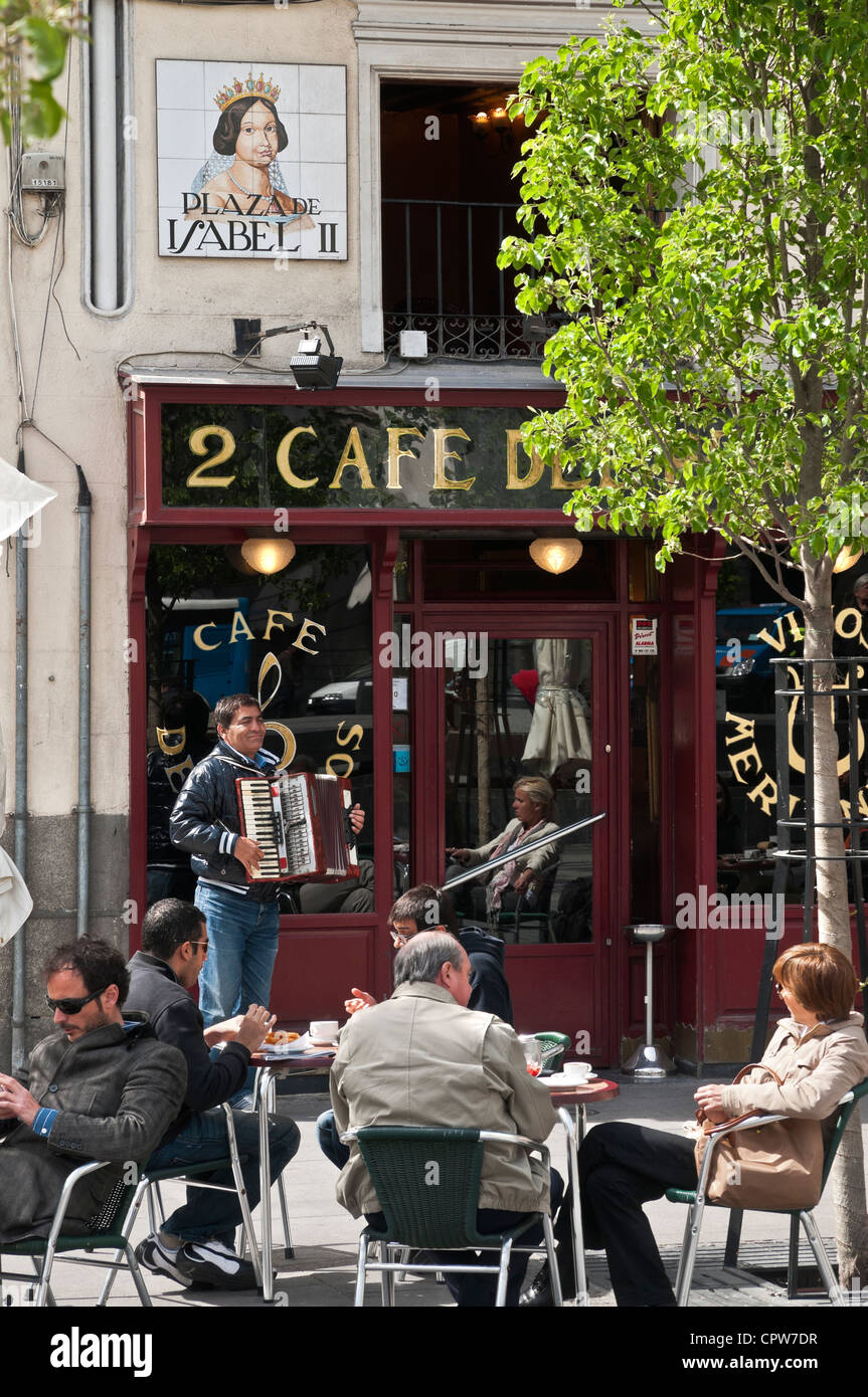 Una caffetteria nella Plaza de Isabel II, Madrid, Spagna Foto Stock