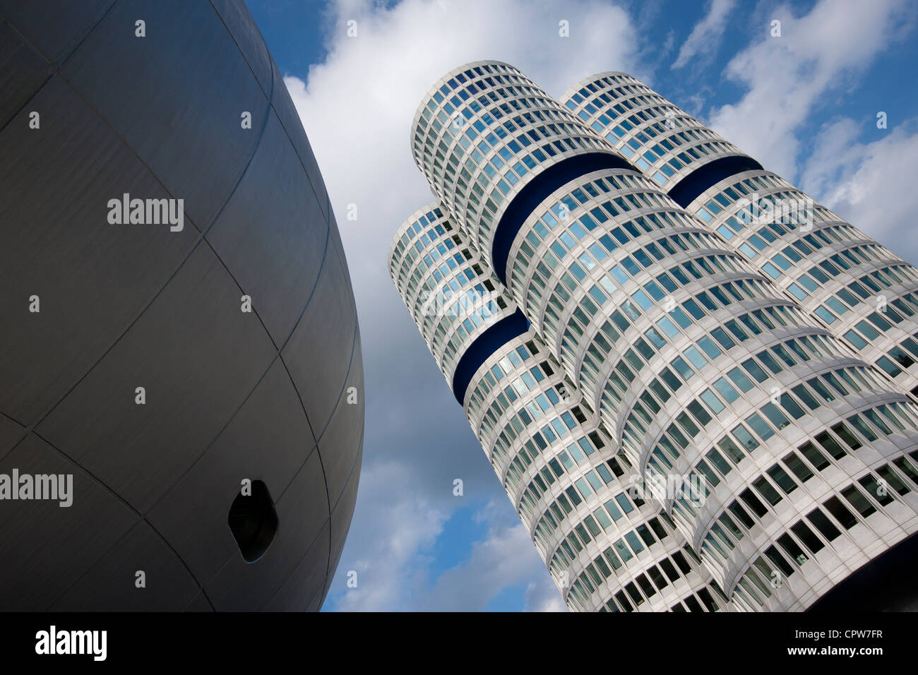Architettura moderna presso il quartier generale di BMW ufficio blocchi e Museum di Monaco di Baviera, Germania Foto Stock