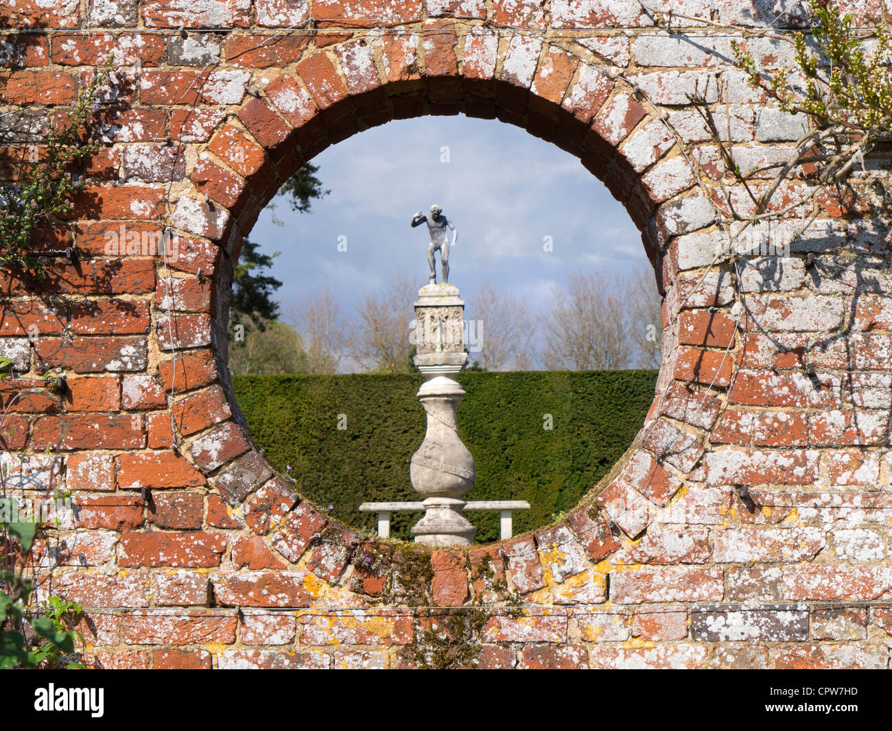 Foro nella parete, i giardini di Polesden Lacey giardini, Surrey Foto Stock