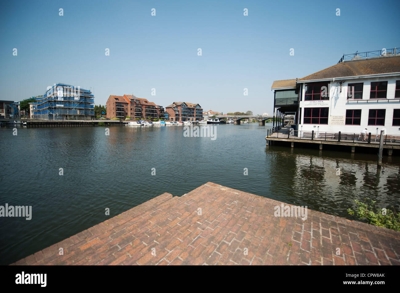 Il Riverside a Kingston upon Thames a sud ovest di Londra con appartamenti che si stanno sviluppando in Hampton Wick riva del fiume Foto Stock