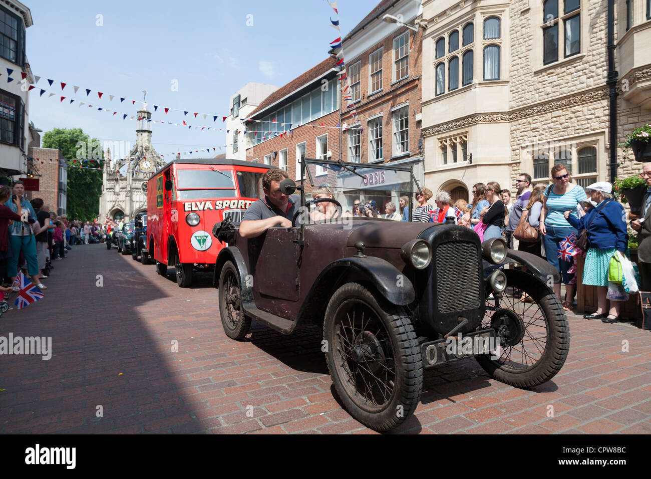 Sfilata dei veicoli classici in diamante del giubileo processione in Chichester Foto Stock