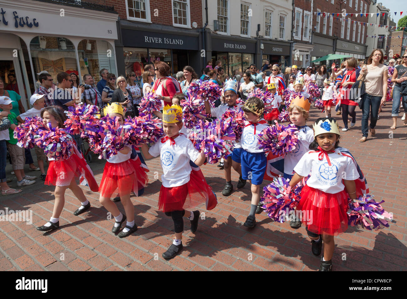 I bambini piccoli in diamante giubileo processione in Chichester Foto Stock