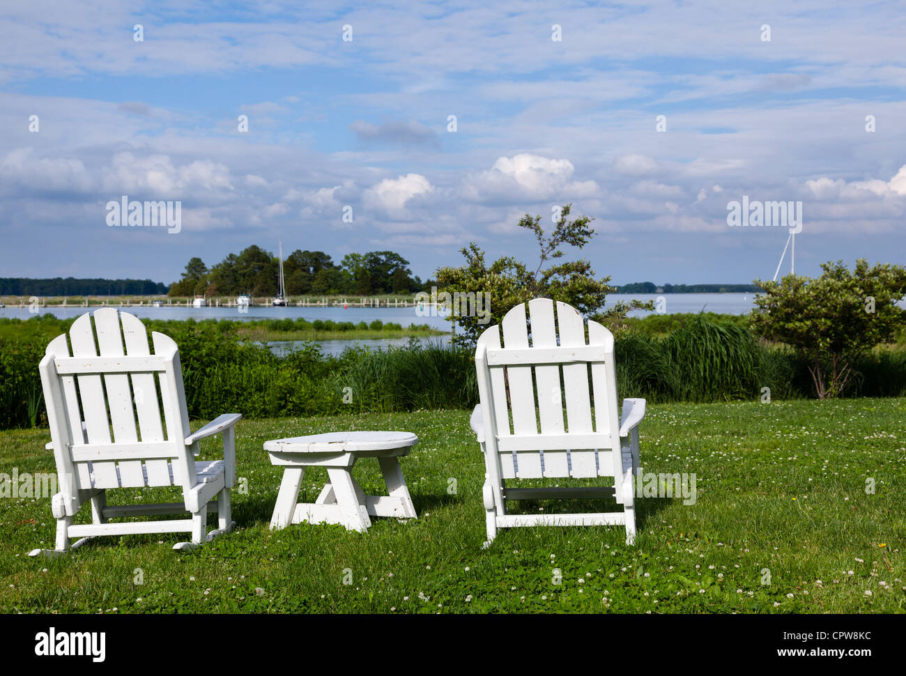 Patio vuoto sedie a fianco della Chesapeake Bay si affaccia su St Michaels Harbour, Maryland, Stati Uniti d'America Foto Stock