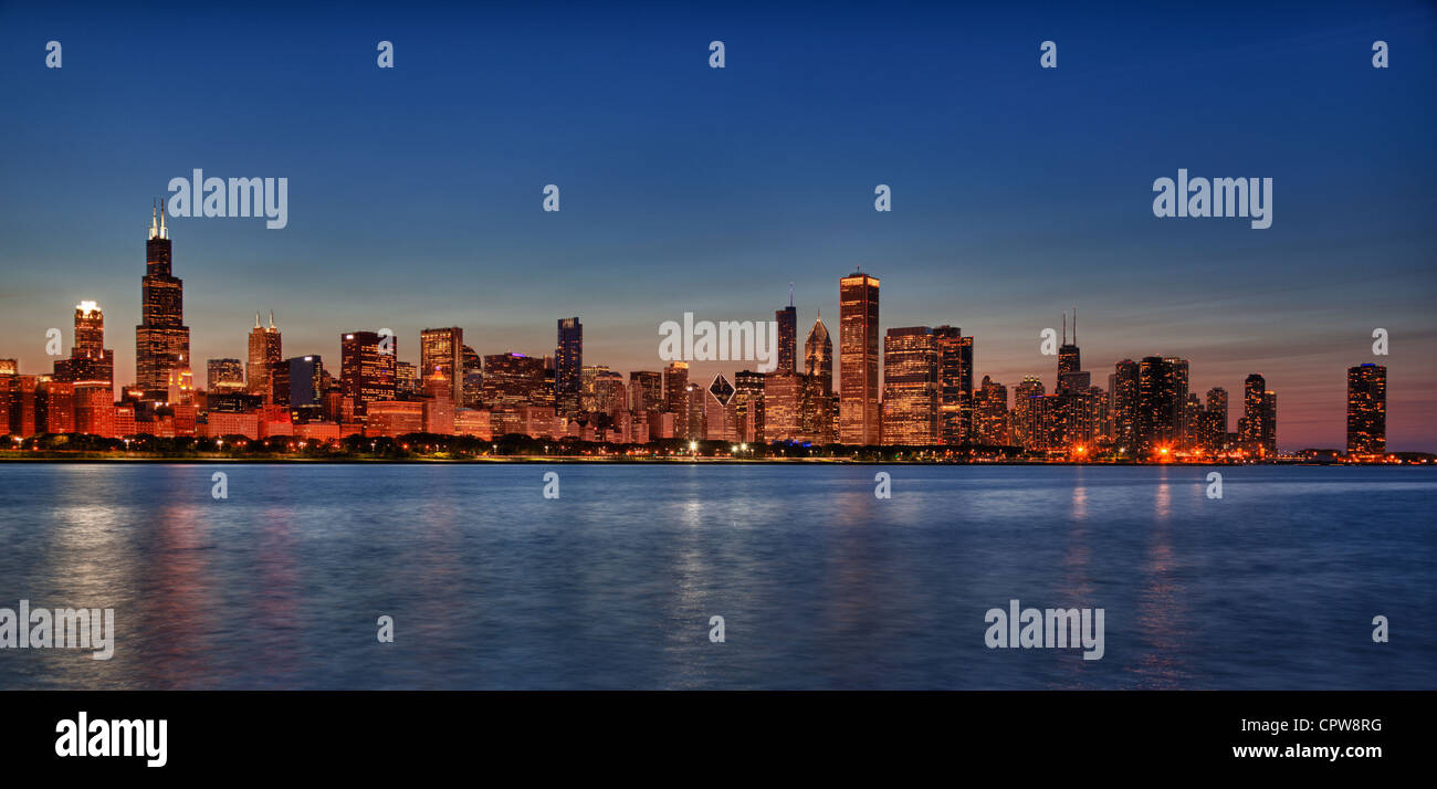 Skyline di Chicago dal vecchio osservatorio al tramonto sul lago Michigan, Chicago, Illinois, USA - 2012 Foto Stock