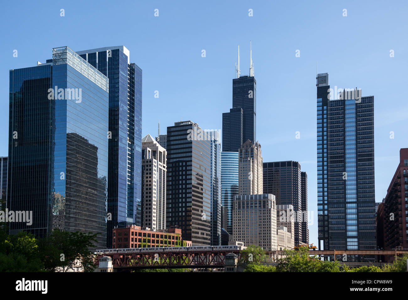 Città di Chigaco con la torre Willis in lontananza, Chicago, Illinois, USA - 2012 Foto Stock