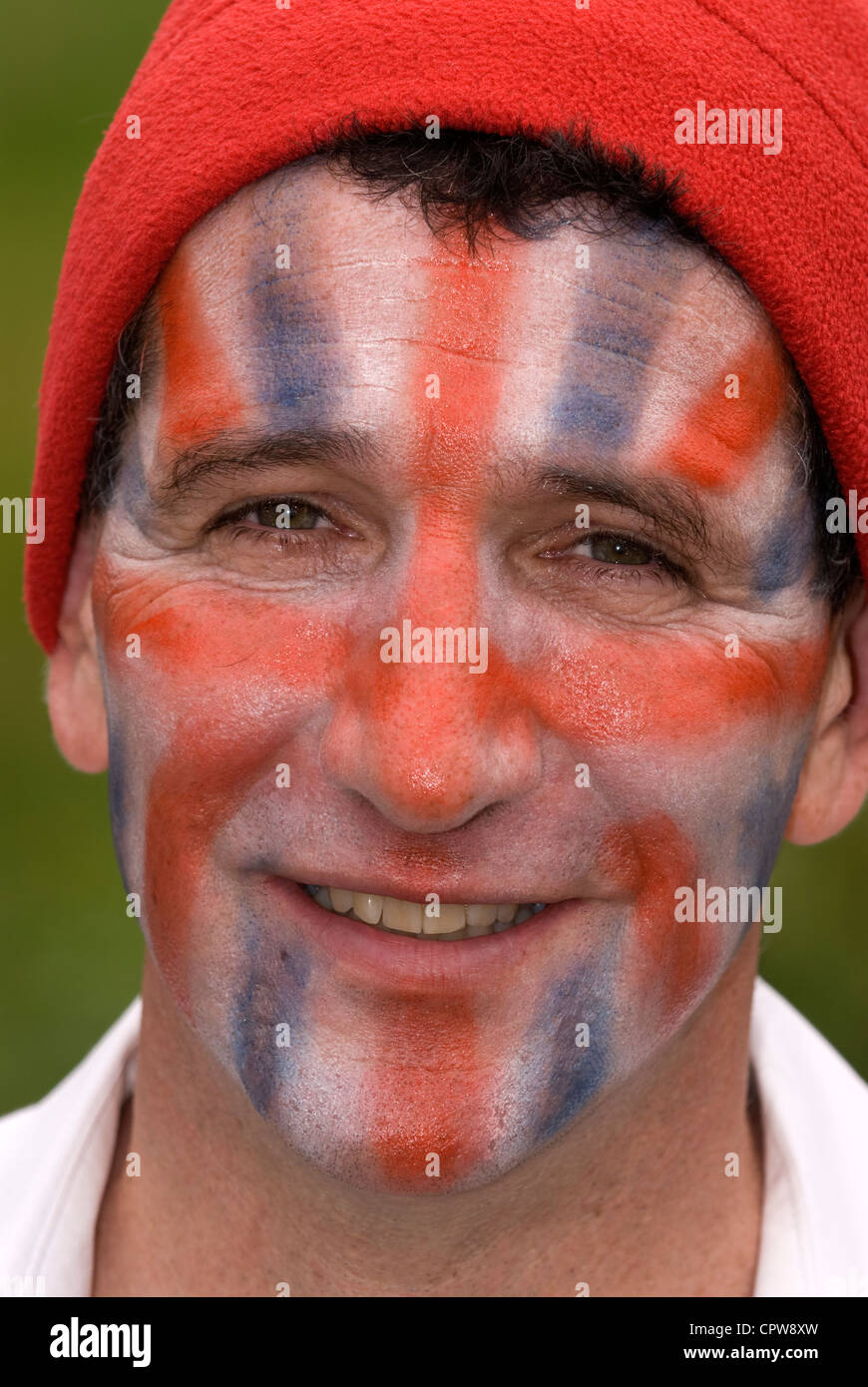 L'uomo con la faccia dipinta in Union Jack flag a Dockenfield fete & Diamond celebrazione giubilare giorno, Dockenfield, Surrey, Regno Unito. Foto Stock