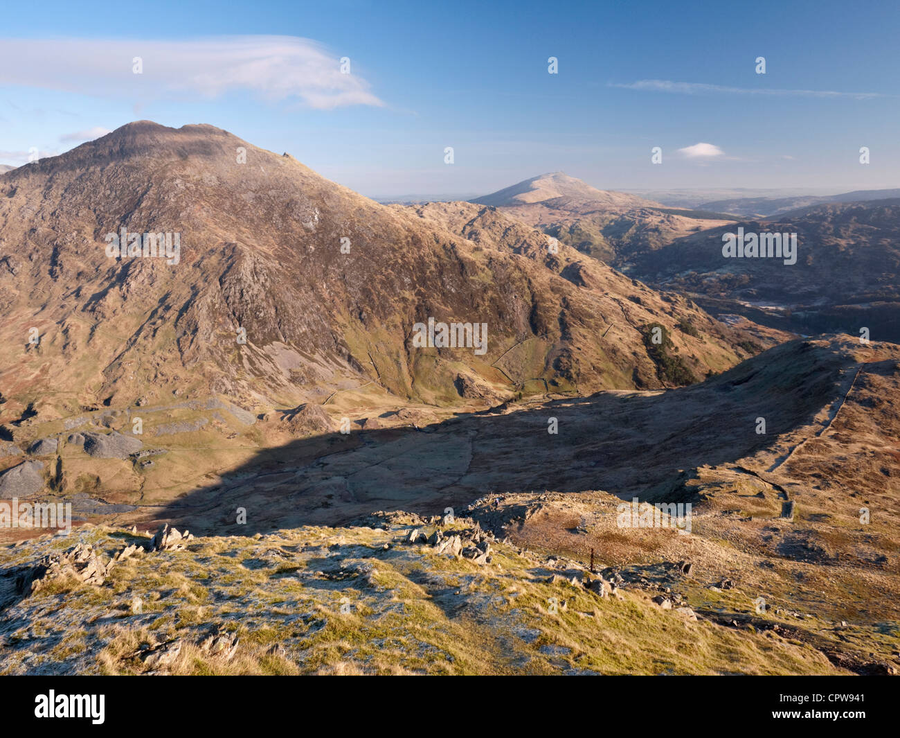 Y Lliwedd e distante un Moel Siabod visto attraverso Cwm Llan da anni di Aran, sulle pendici meridionali di Snowdon Foto Stock