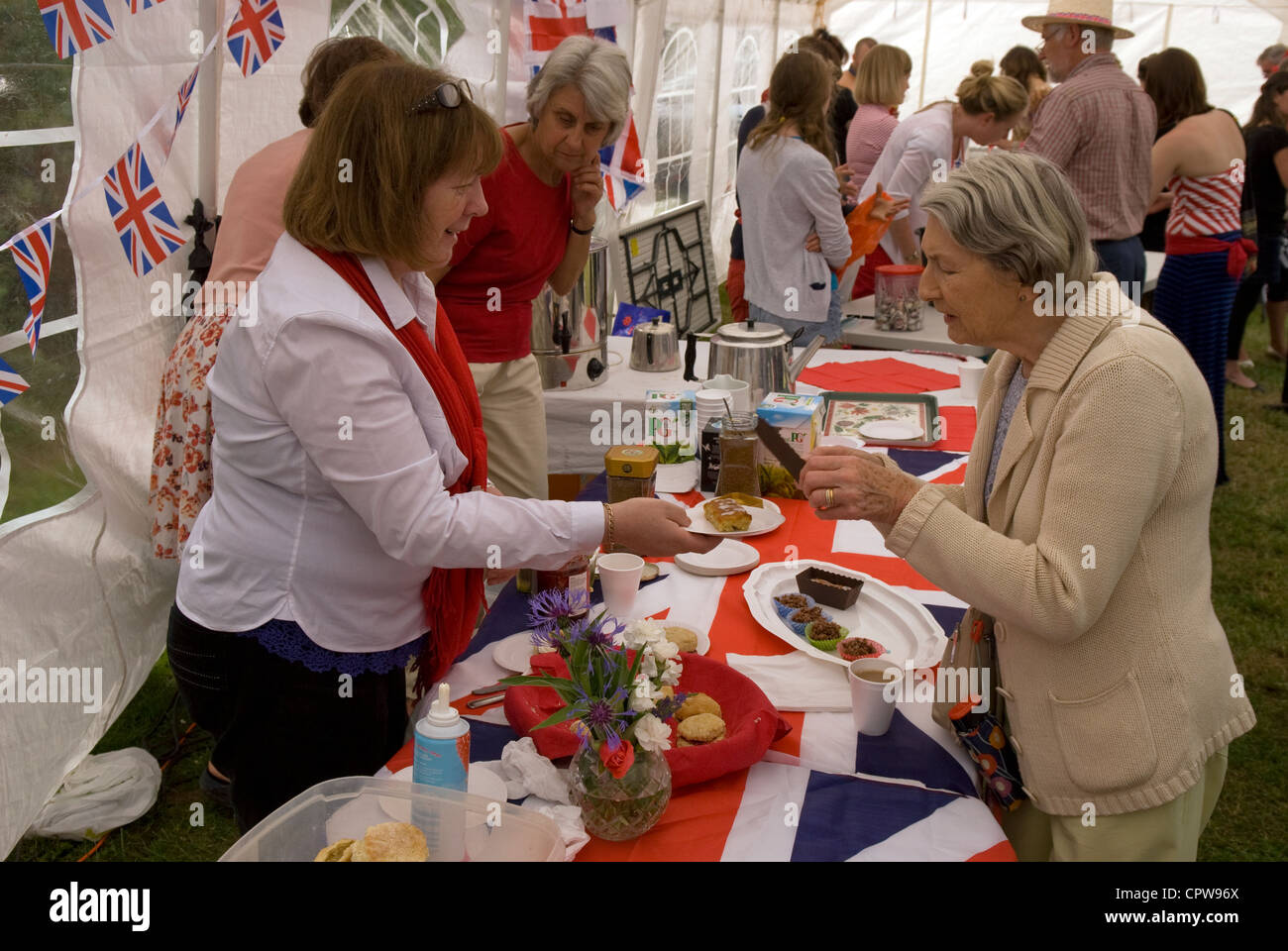 Torta di stallo Dockenfield fete & Diamond celebrazione giubilare giorno, Dockenfield, Surrey, Regno Unito. Foto Stock