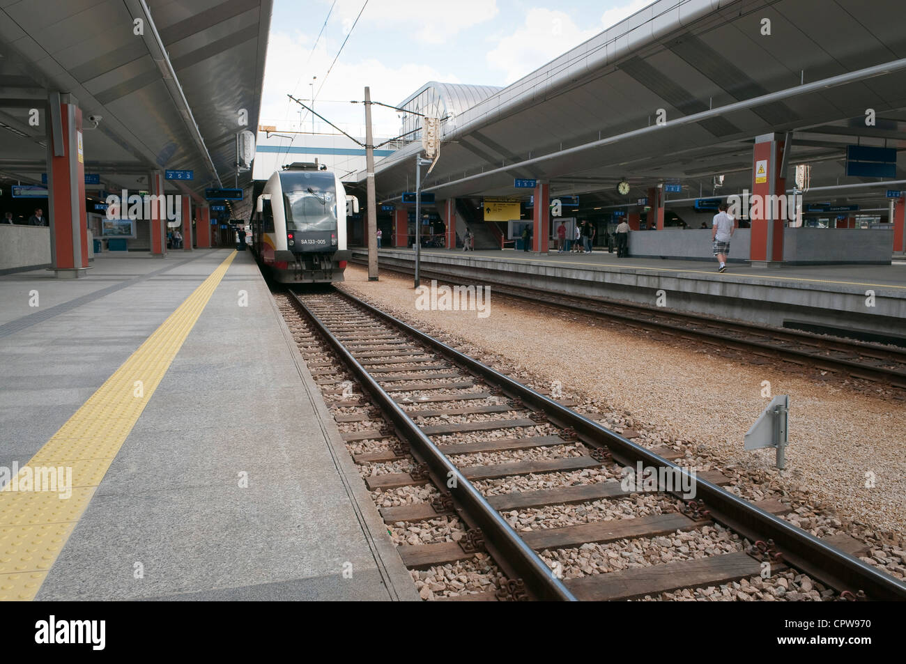 Navetta aeroportuale l'impostazione off Krakow Glowny stazione ferroviaria. Foto Stock