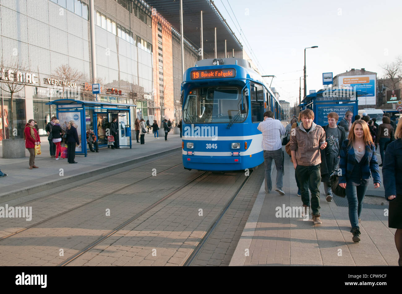 Impostazione del tram fuori la fermata del tram accanto a Galeria Krakowska Shopping Centre in Cracovia in Polonia. Foto Stock