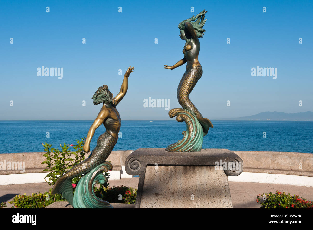 Messico, Puerto Vallarta. Triton e Nereida scultura sul Malecon, Rotunda del mare, Playa Los Muertos, Puerto Vallarta, Messico. Foto Stock