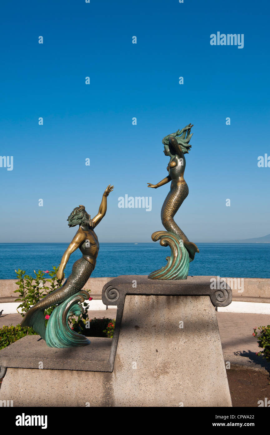 Messico, Puerto Vallarta. Triton e Nereida scultura sul Malecon, Rotunda del mare, Playa Los Muertos, Puerto Vallarta, Messico. Foto Stock