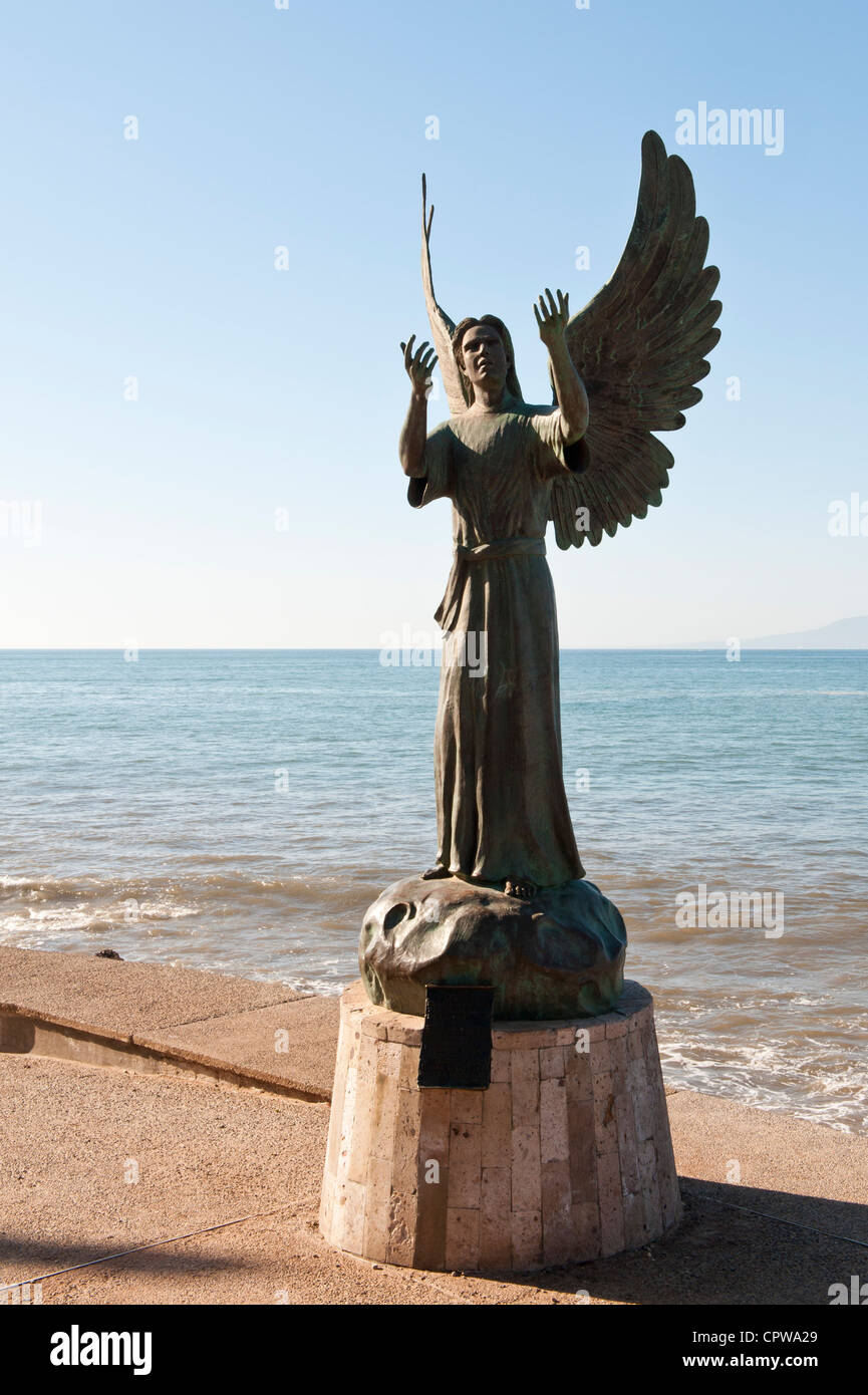 Messico, Puerto Vallarta. Angelo della speranza e messaggero di pace scultura sul Malecon, Playa Los Muertos, Puerto Vallarta, Messico. Foto Stock