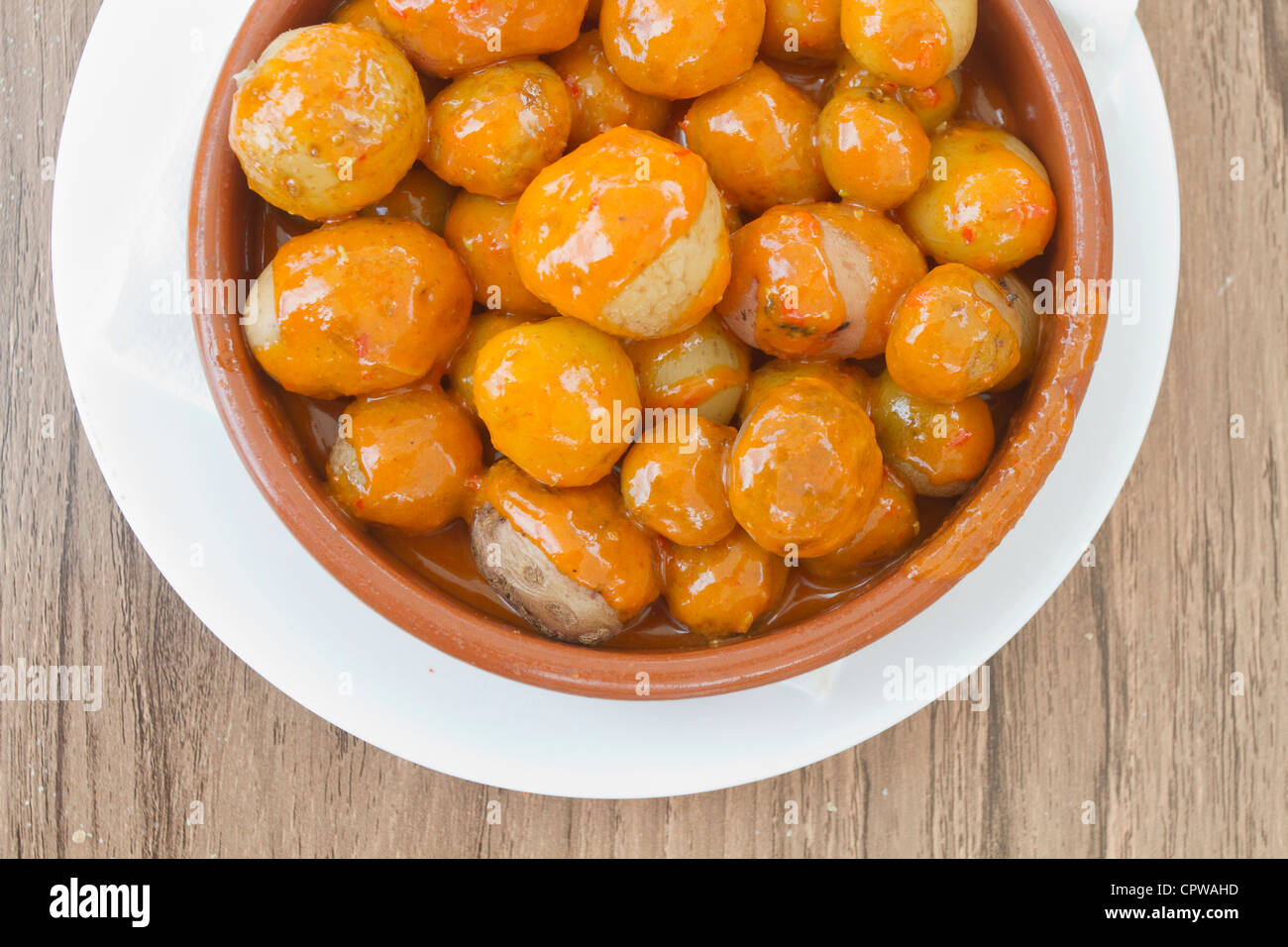 Tipica Canaria bollito di patate e salsa piccante Foto Stock